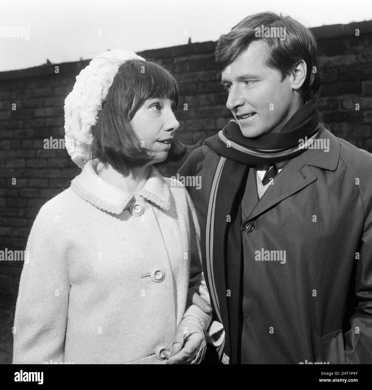 Pamela Craig has just joined the cast of Coronation Street playing the part of a newspaper reporter. In this latest episode, being filmed in Bury, for screening at the end of the month on Granada, a romance is blossoming between Pamela, as newsgirl Jackie, with Ken Barlow (William Roache). 17th January 1966. Stock Photo