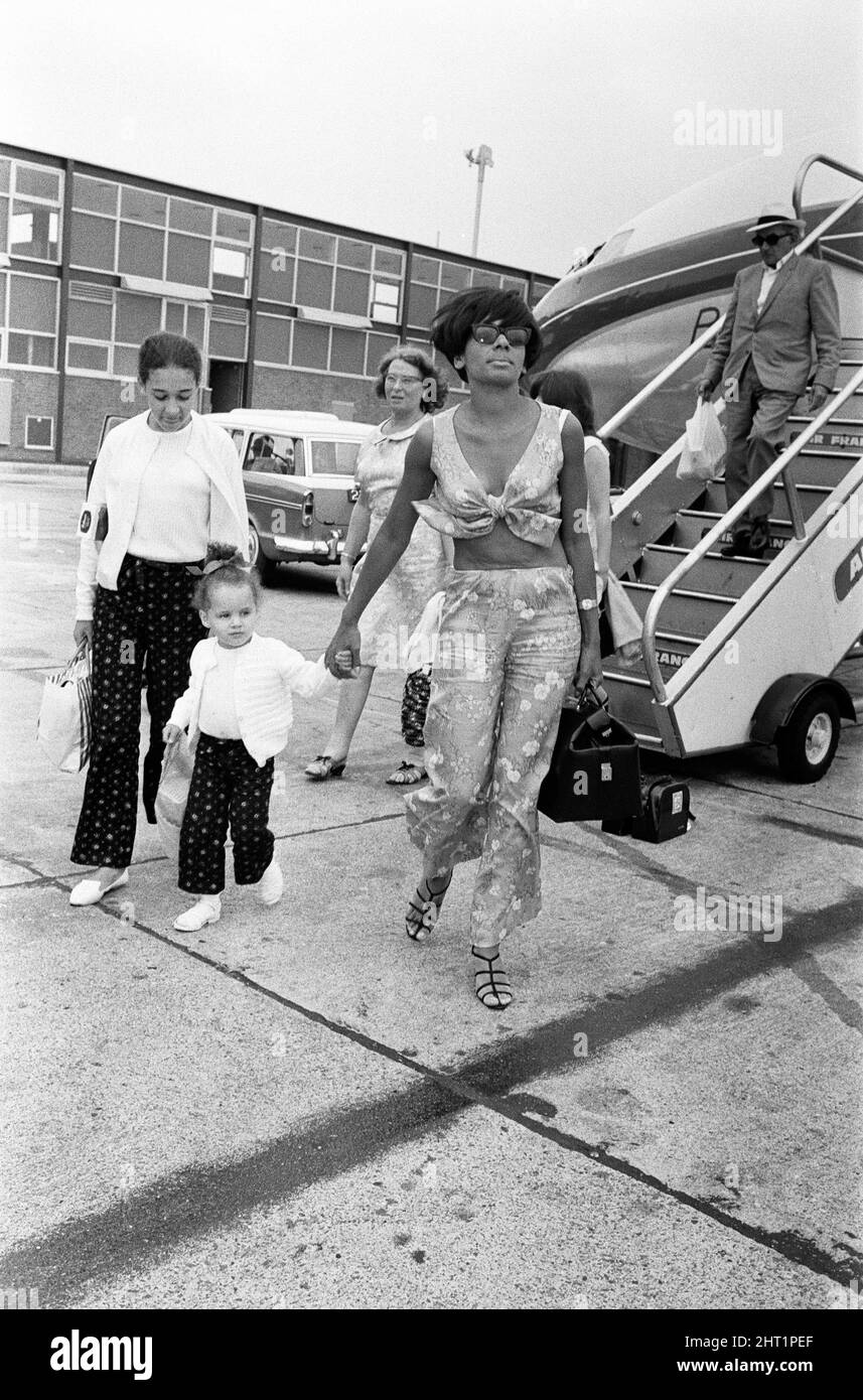 Shirley Bassey arrived at London Airport from Nice with her two children, Sharon, aged 11 and Samantha, 2 1/2. She has had a holiday in the South of France and also appeared for Prince Rainier and Princess Grace during her visit. 26th August 1966. Stock Photo