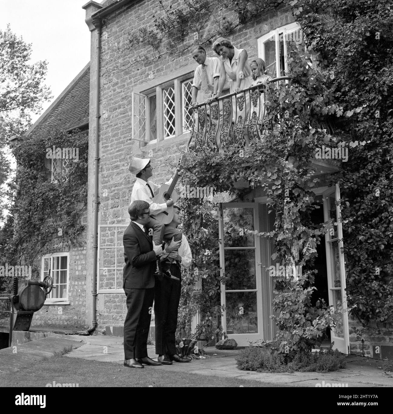 Freddie and the Dreamers pop group give a show at Lord Bath's ancestral home in Longleat, Wiltshire Freddie and his group serenading the Marquis of Bath and his family on the balcony above them   August 1965 Stock Photo