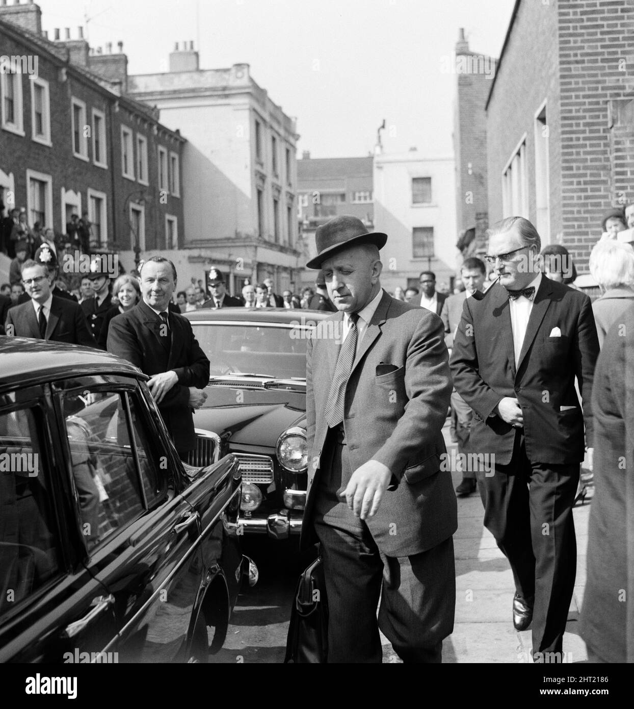 John Edward Witney, 36, who has been charged with the murder of 3 police officers, was taken from Shepherds Bush police station (the murder HQ) and driven to West London Magistrate Court, where he made a brief appearance and was remanded in custody until August 23. Pictured is Detective Superintendent Richard Chitty. 16th August 1966. Stock Photo