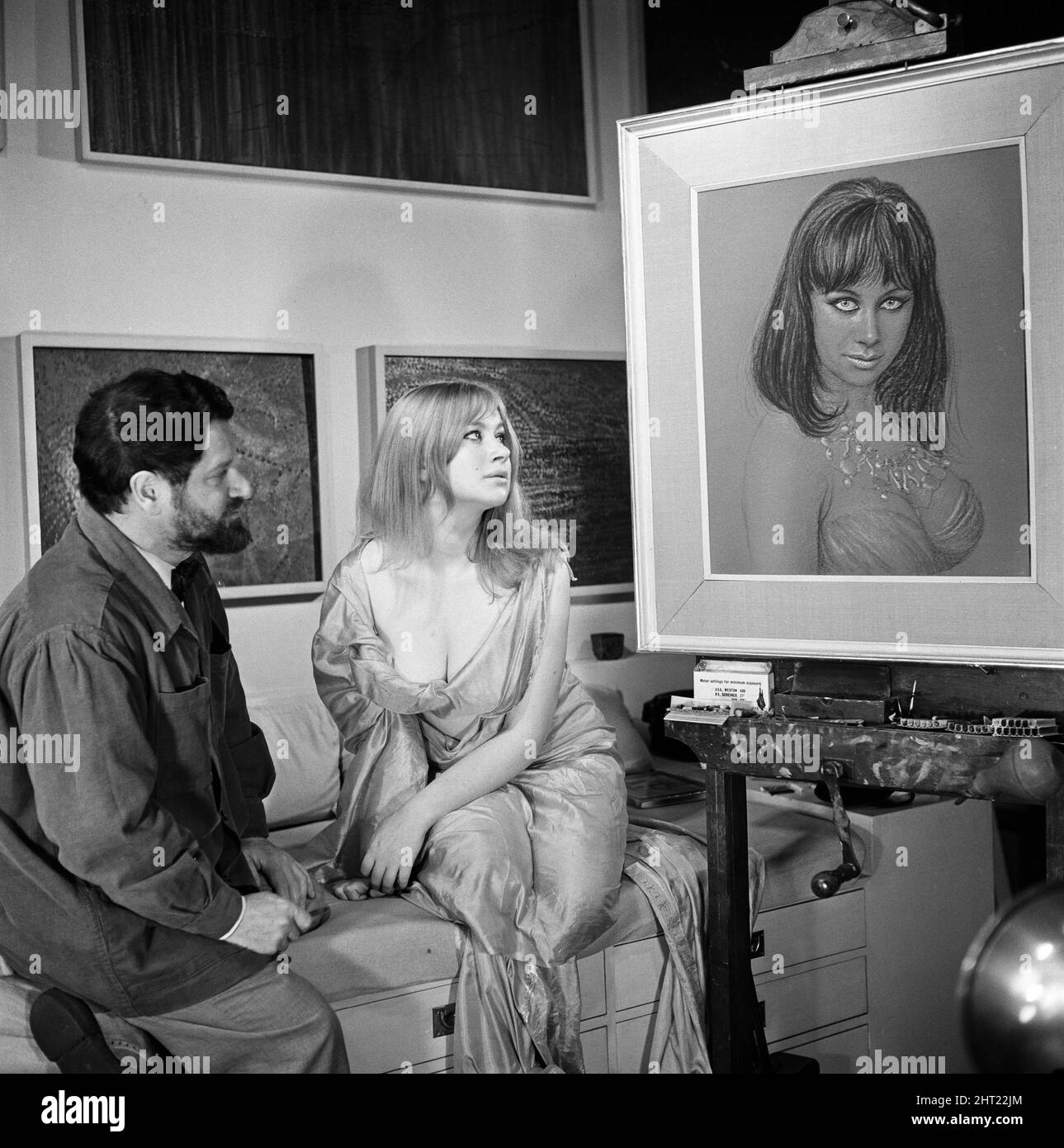 20-year-old Helen Mirren, star of Cleopatra at the Old Vic, has had many film an delay offers but turned them all down to continue her studies at drama school for another year. When she was in a restaurant the Hampstead artist Nicholas Egon spotted her and wanted to paint her. Helen and Nicholas are pictured in his Hampstead studio with the painting. 5th October 1965. Stock Photo