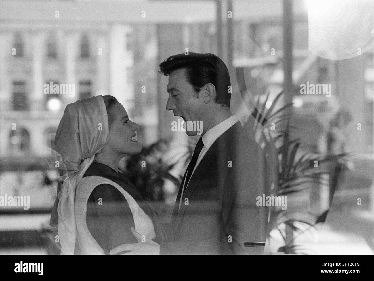 Life at the Top, 1965 film, on location filming around The Economist building in St James, London, SW1, Sunday 25th July 1965. The film stars Laurence Harvey, who reprises the role of Joe Lampton in a sequel to 1959 film Room at the Top.  Our picture shows ....  Laurence Harvey with Honor Blackman as Norah Hauxley Stock Photo