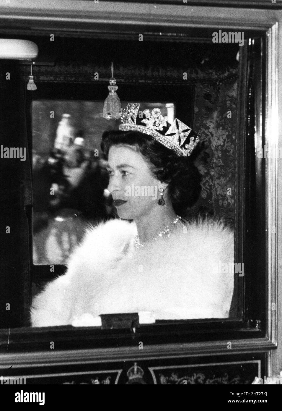 Queen Elizabeth II wears the Imperial State Crown at the State Opening Of  Parliament in London on November 15, 2006. Anwar Hussein/EMPICS  Entertainment Stock Photo - Alamy