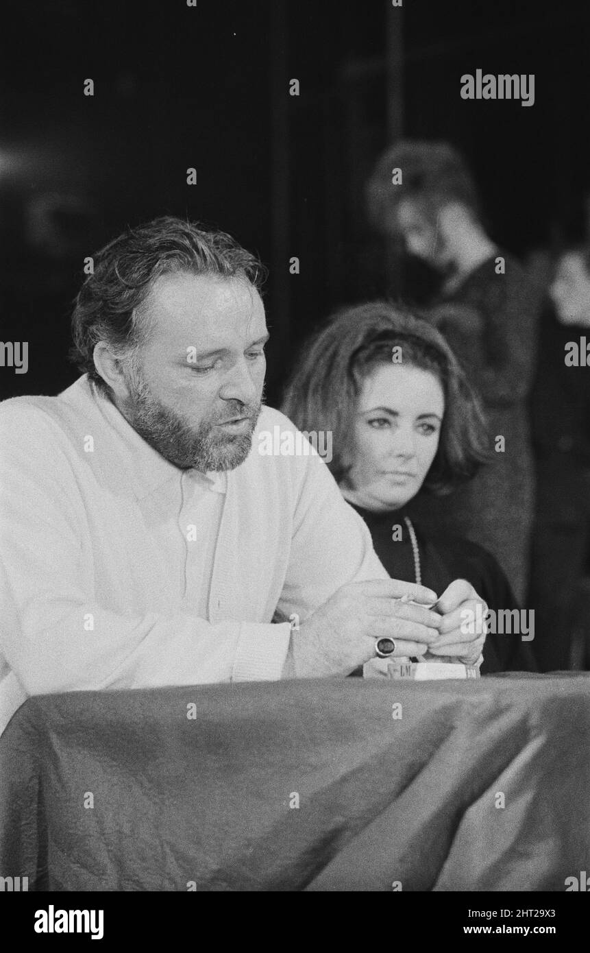 Richard Burton and Elizabeth Taylor speaking at The Oxford University Dramatic Society., Oxford, England, 8th February 1966 In early 1966, the Burtons appeared onstage together in nine performances of Christopher Marlowe’s Doctor Faustus at the Oxford University Dramatic Society. The Burtons agreed to do the play without pay, alongside undergraduates, in order to raise money for the Oxford University Theatre Appeal Fund. It was also in honour of Richard’s former professor, Nevill Coghill, the man who gave him his start in the theatre. Coghill was set to direct the play in his final year at Oxf Stock Photo