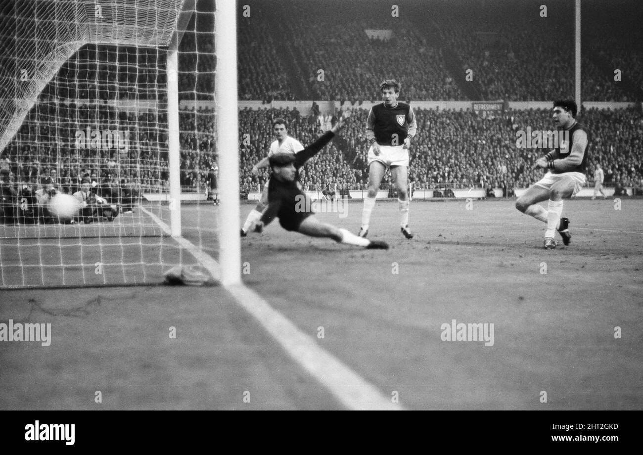 European Cup Winners Cup Final at Wembley Stadium. West Ham United 2 v 1860 Munich 0. West Ham's Alan Sealey cracks home his second goal in two minutes to kill Munich's hopes as Martin Peters looks on. 19th May 1965. Stock Photo