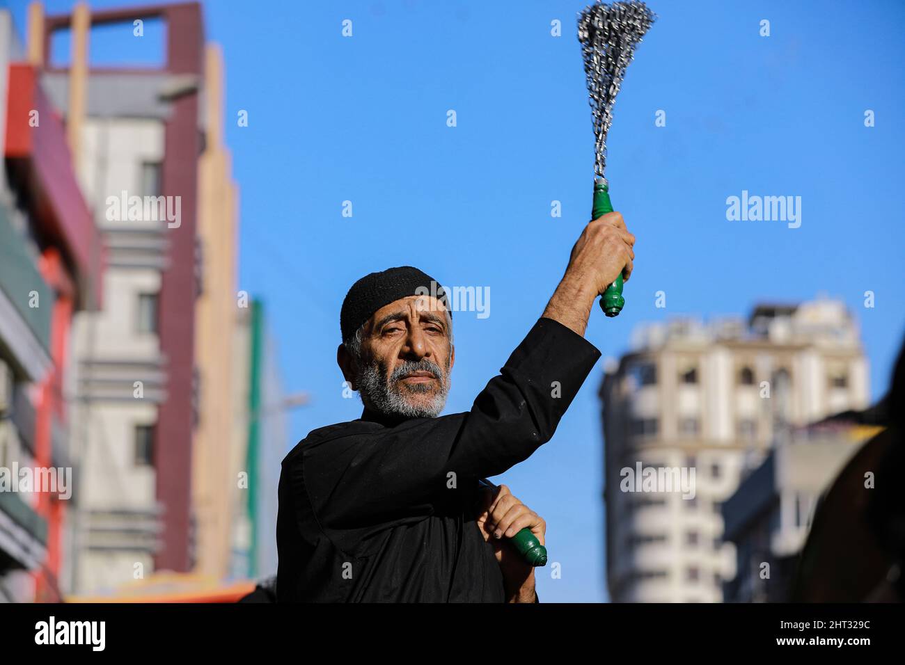 Total kranium fejl Baghdad, Iraq. 26th Feb, 2022. A Shiite pilgrim beats himself with chains  as a sign of grief in front of shrine of Imam Musa al-Kadhim, the seventh  Imam in Twelver Shia Islam