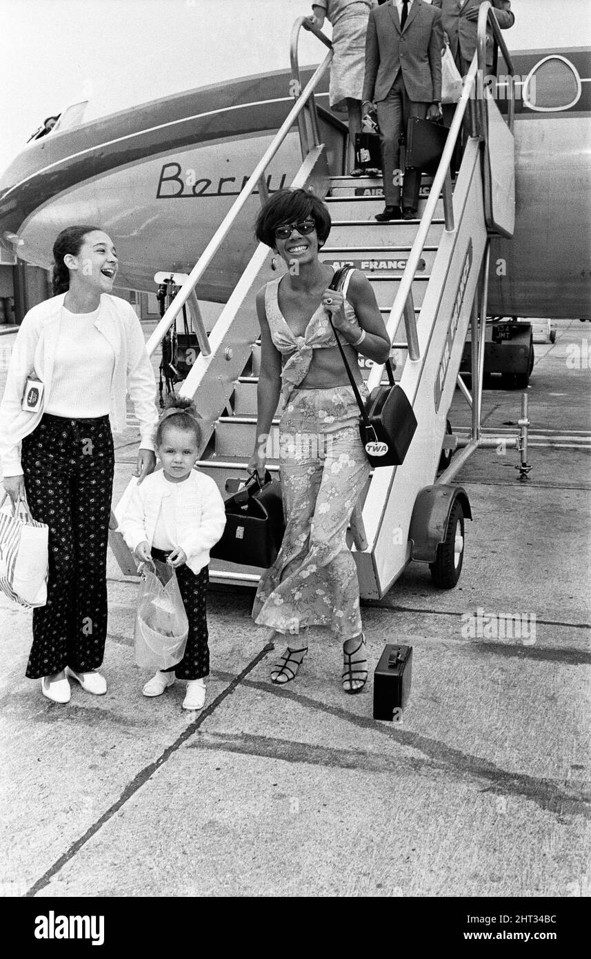 Shirley Bassey arrived at London Airport from Nice with her two children, Sharon, aged 11 and Samantha, 2 1/2. She has had a holiday in the South of France and also appeared for Prince Rainier and Princess Grace during her visit. 26th August 1966. Stock Photo