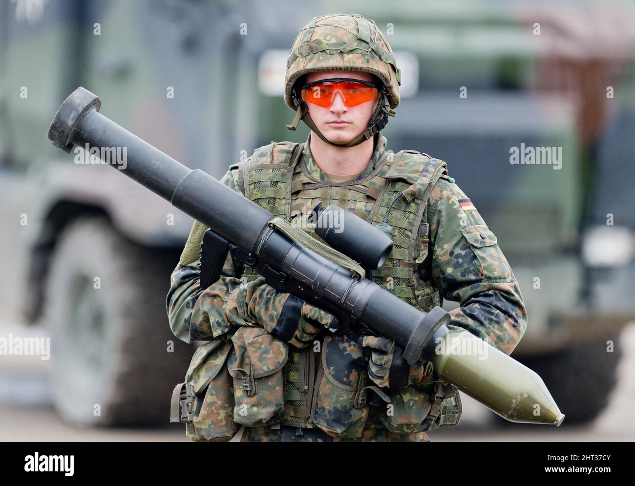 Munster, Germany. 14th Oct, 2016. A soldier holds a Panzerfaust 3 (anti-tank rocket launcher) at the Munster military training area (Lower Saxony) during the information training exercise 'Land Operations 2016'. Germany is now supplying weapons from Bundeswehr stocks to Ukraine. According to government spokesman Hebestreit, the Ukrainian armed forces will be supported with 1000 anti-tank weapons as well as 500 surface-to-air missiles of the type 'Stinger'. (To dpa 'Germany supplies weapons from Bundeswehr stocks to Ukraine') Credit: picture alliance/dpa/Alamy Live News Stock Photo