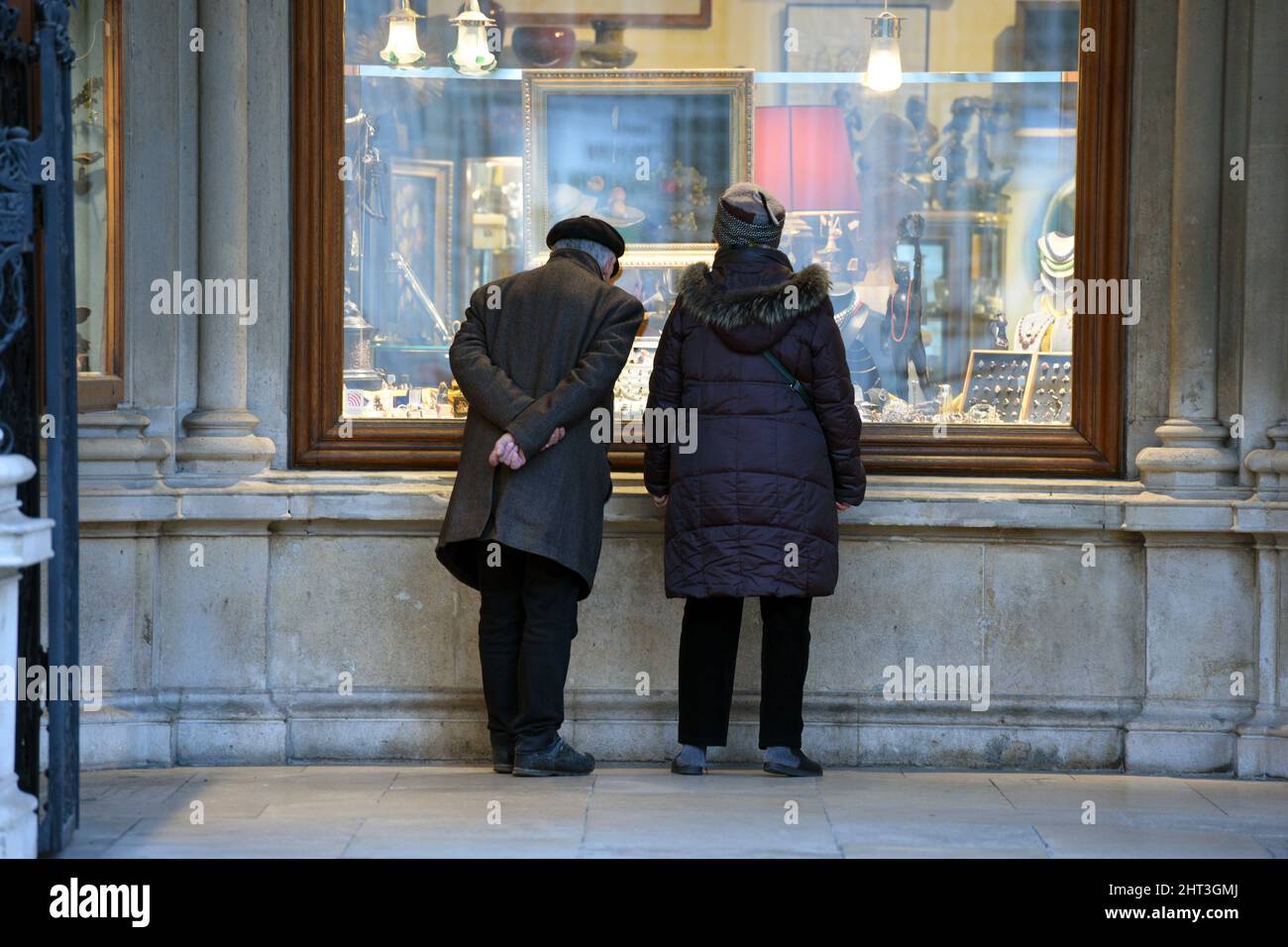 Zwei ältere Personen vor einem Schaufenster in der Wiener Innenstadt, Österreich - Two elderly people in front of a shop window in downtown Vienna, Au Stock Photo