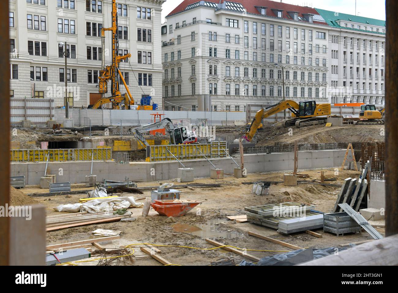 Baustelle für neue U-Bahn hinter dem Rathaus in Wien, Österreich -  Construction site for new subway behind City Hall in Vienna, Austria Stock  Photo - Alamy