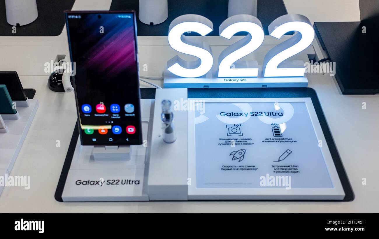 February 15, 2022, Moscow, Russia. The new Samsung Galaxy S22 Ultra mobile phone in a store window. Stock Photo