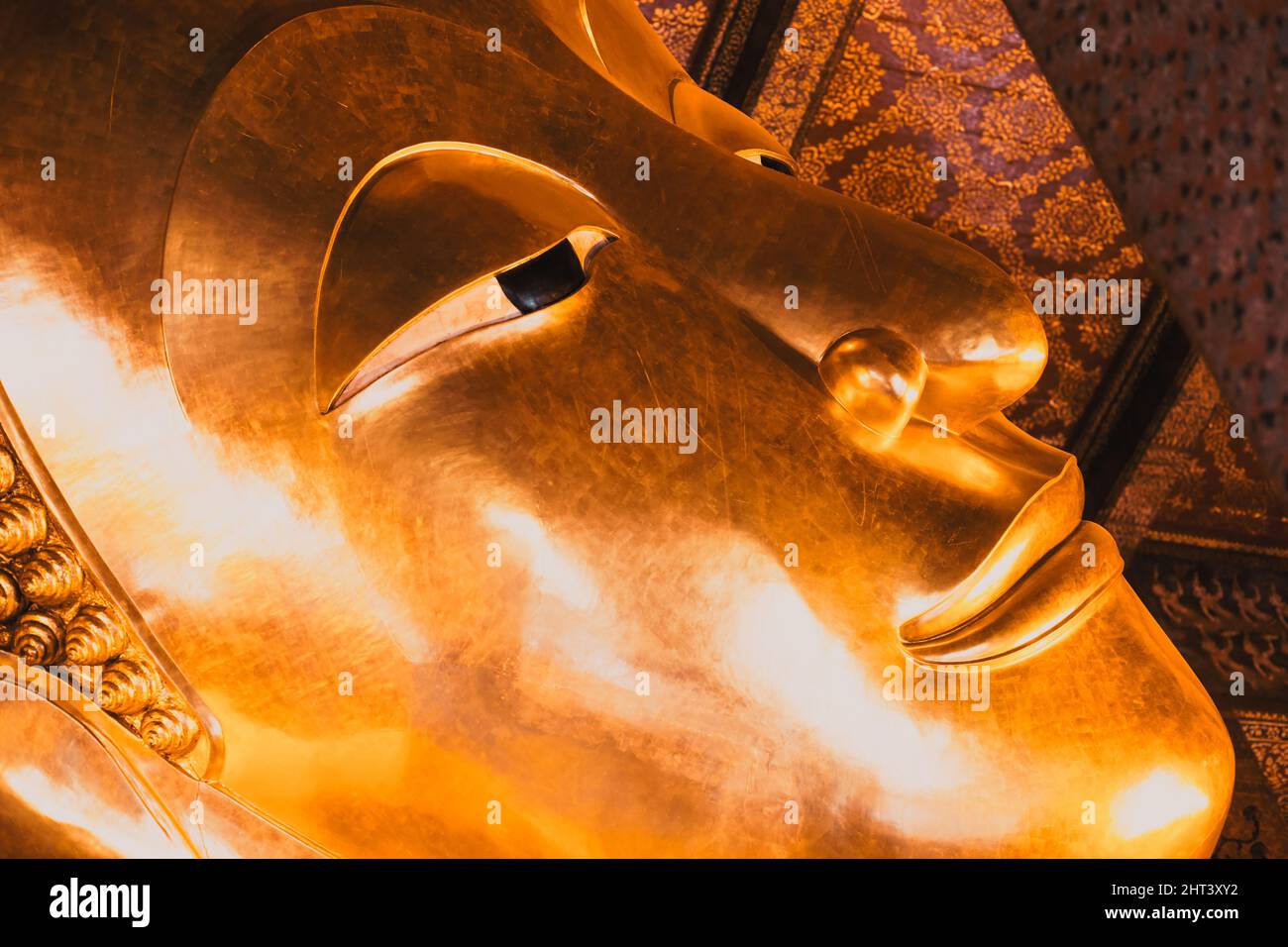 reclining buddha gold statue. Wat Pho, Bangkok, Thailand Stock Photo ...
