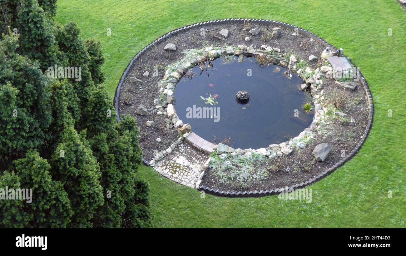 Top view of a circular fountain in a park Stock Photo - Alamy