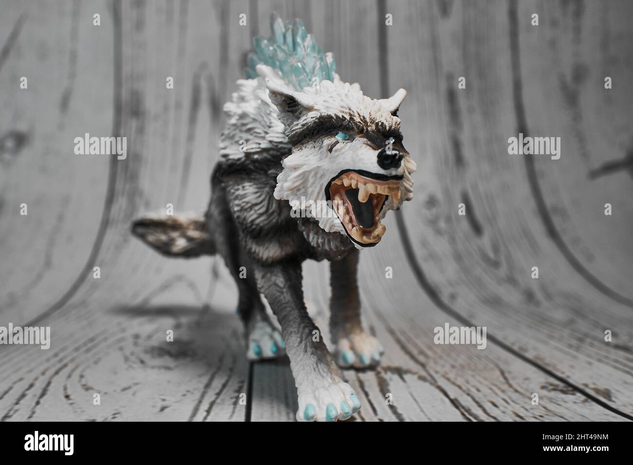 New Schleich Eldrador Snow Wolf 