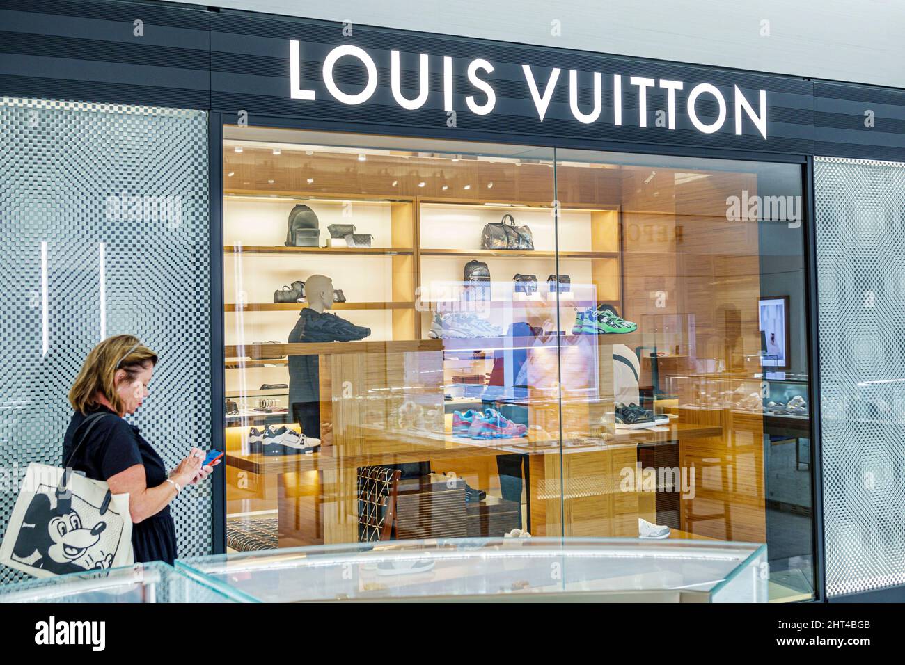 Louis Vuitton Saks Fifth Avenue Miami Flor