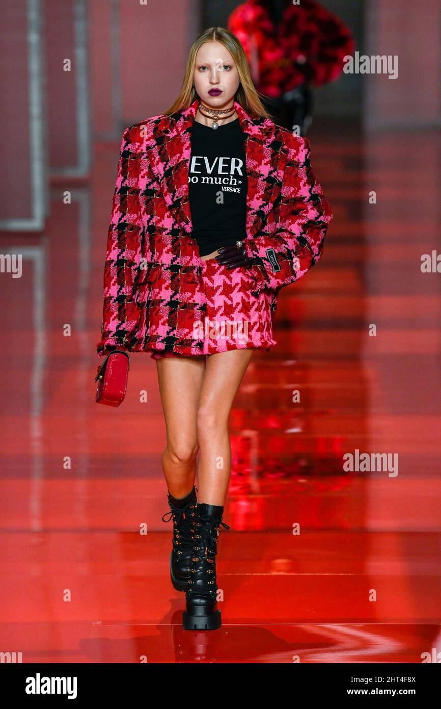 Versace fall winter 2022 2023 hi-res stock photography and images - Alamy