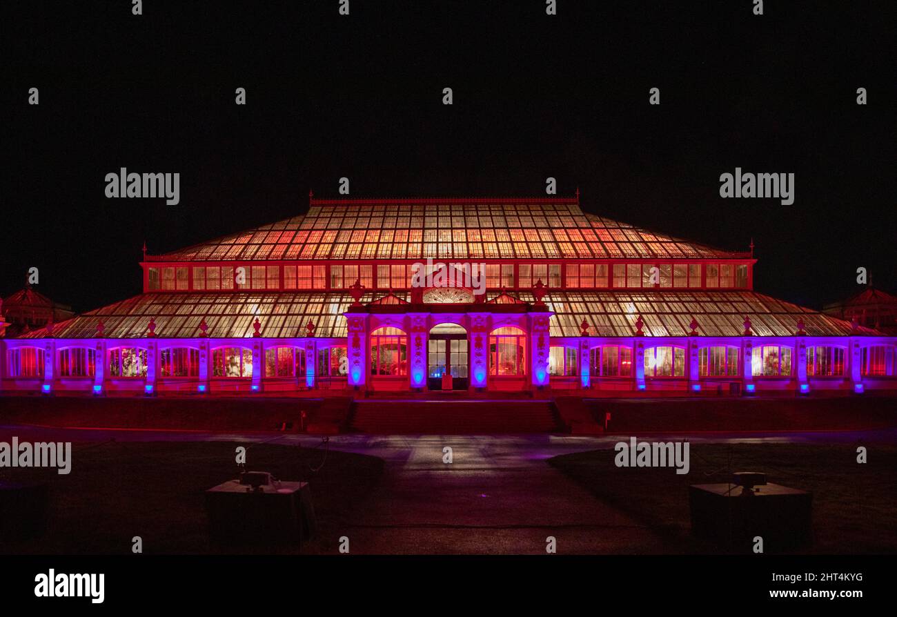 Christmas lights on the temperate house in Kew Garden Stock Photo Alamy