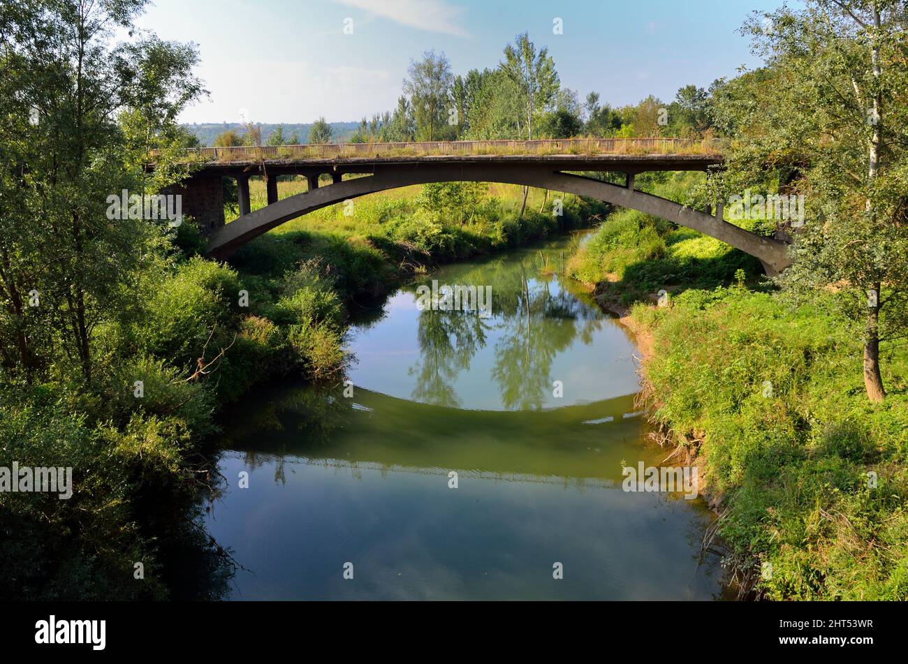 Arch bridge over the river along greenery on daytime Stock Photo - Alamy