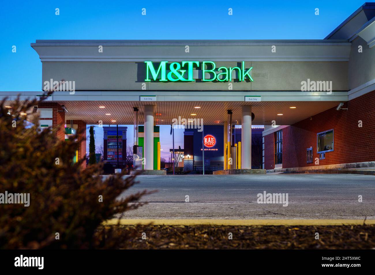 New Hartford, New York - Feb 24, 2022: Closeup View of M&T Bank Building Drive Thru. M&T Bank Corporation is an American bank holding co. headquartere Stock Photo