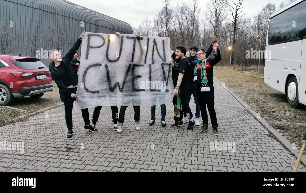 Fans einer Basketball Mannschaft halten ein Transparent 'PUTIN CWEL' als Zeichen der Solidarität und als Friedensbotschaft gegen den Krieg zwischen Ru Stock Photo