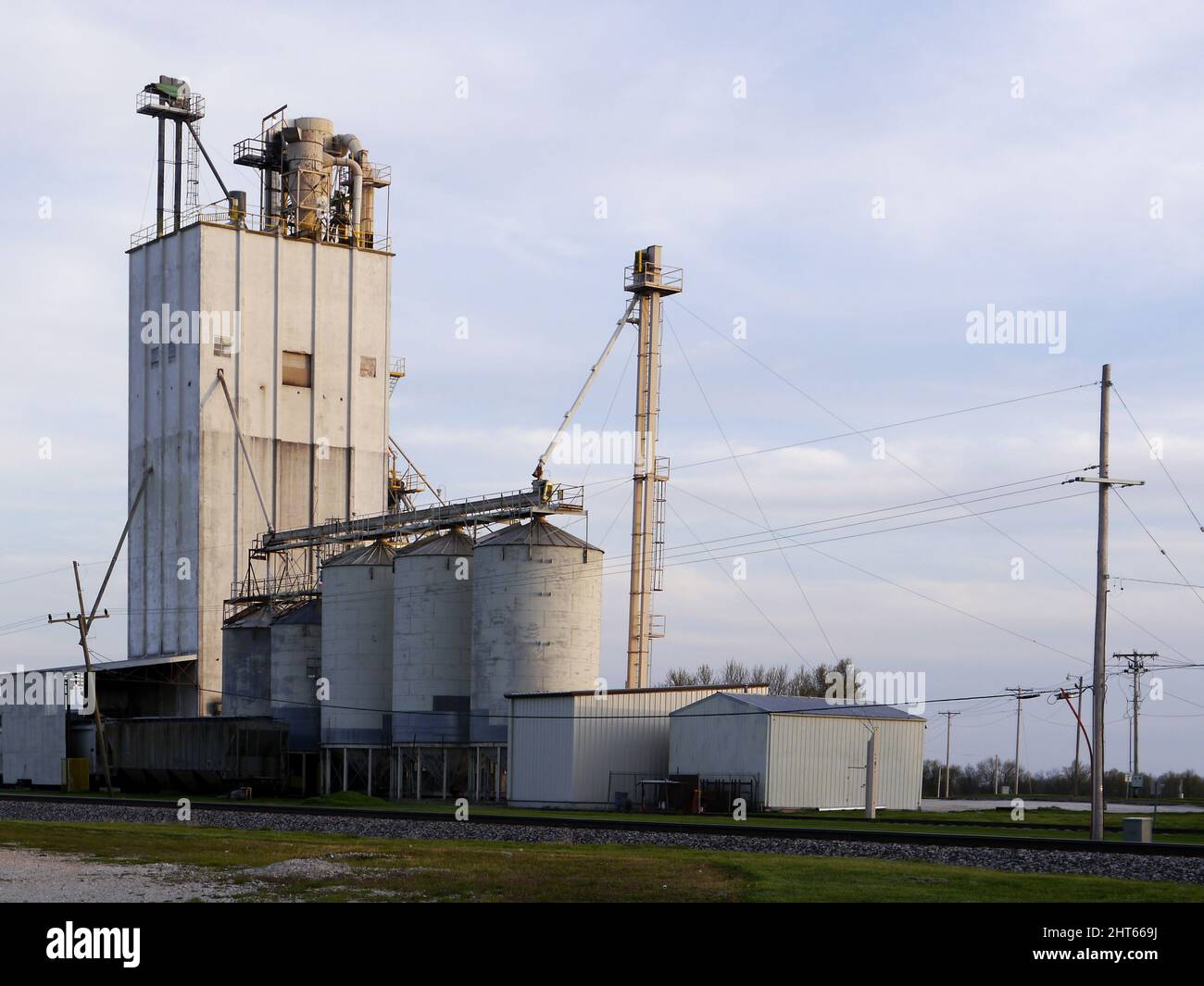 Grain storage elevator for farmers in a rural Missouri town Stock Photo