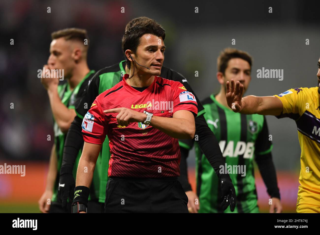 Referee Nicolo Marini speaks with AC Milan players during the News Photo  - Getty Images