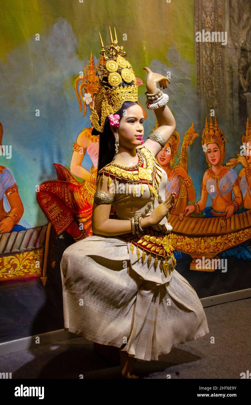 Young female Cambodian dancer Stock Photo - Alamy