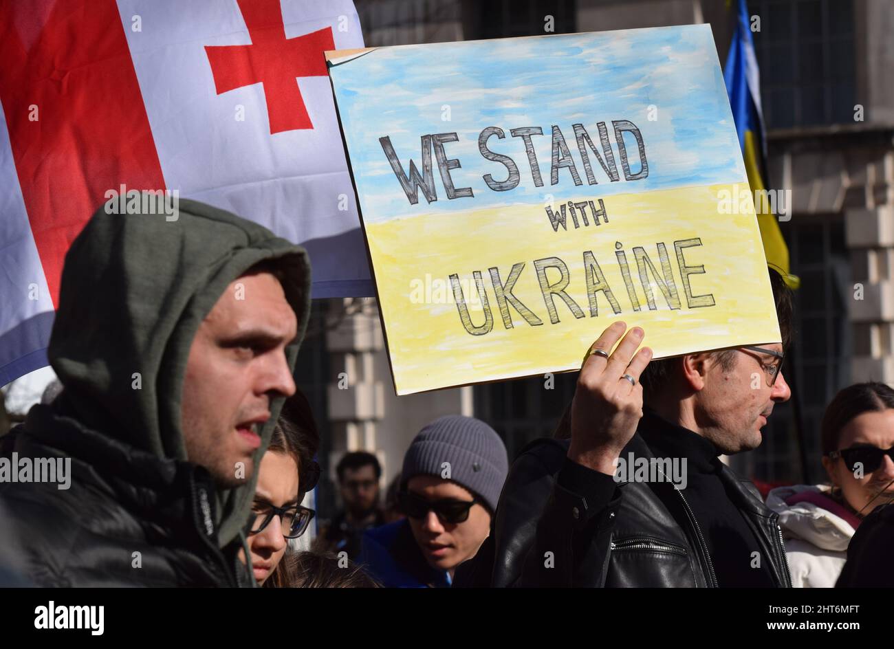 A ‘We Stand With the Stand Ukraine’ banner as thousands of protesters gathered in front of Downing Street to protest against Russia’s invasion Stock Photo