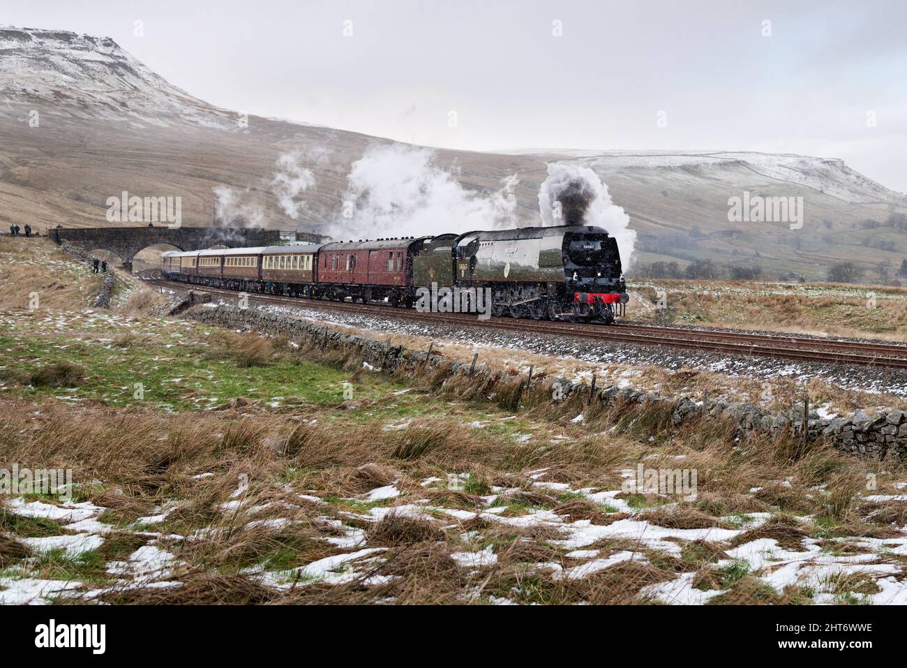 In a blizzard, steam locomotive 'Tangmere' with 'The Northern Belle' special travels up the gradient to the summit of the Settle-Carlisle. Stock Photo