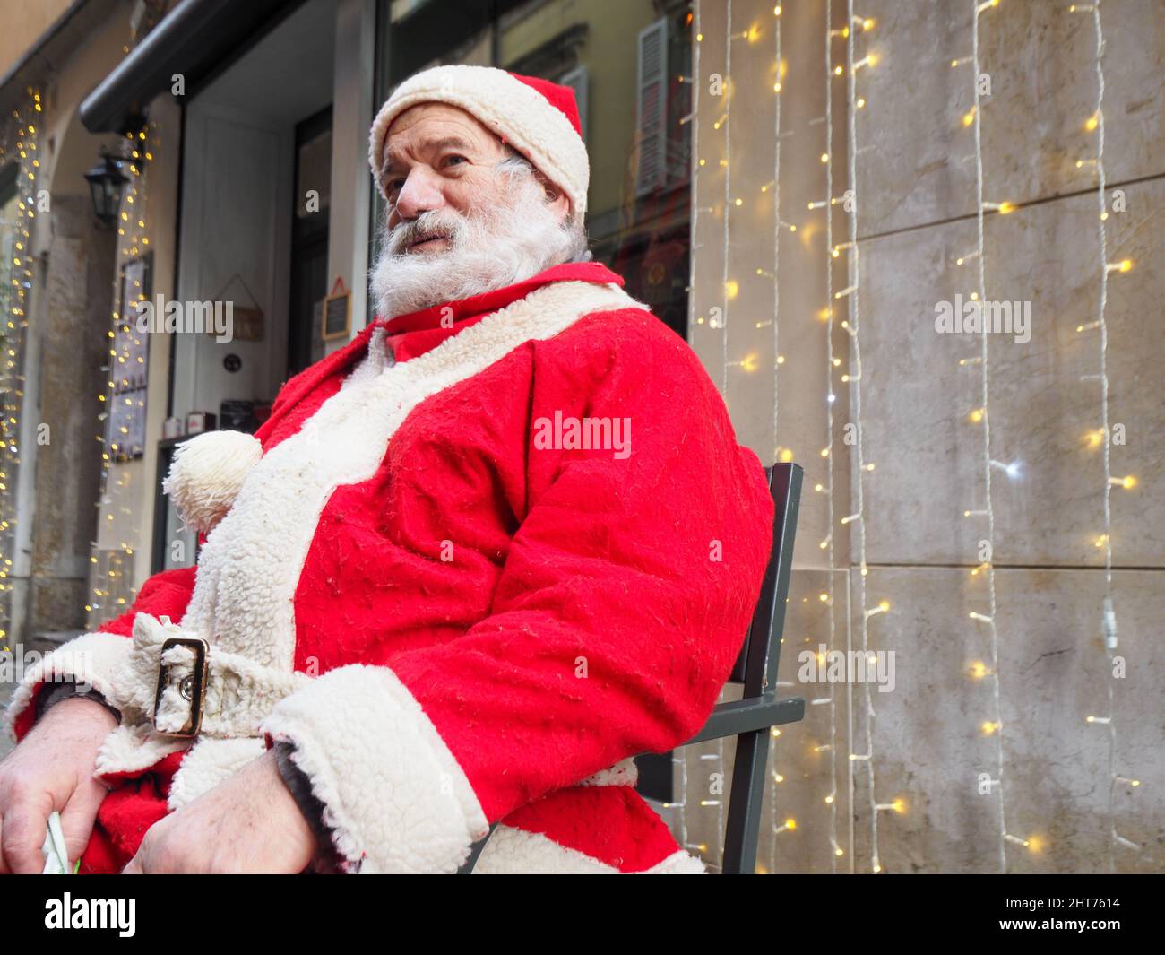 Santa claus sitting on a bench hi-res stock photography and images - Alamy
