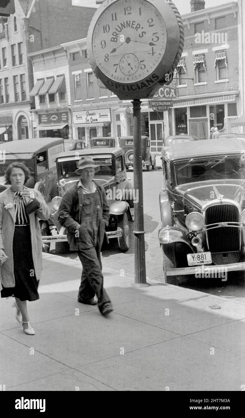 Ben Shahn - Street Scene, Circleville, Ohio, USA - 1938 Stock Photo