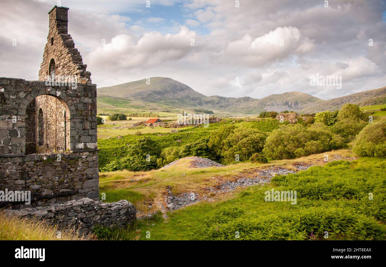 The Ynys-y-pandy Slate Mill looks over a green valley and the mountains of Snowdonia in Wales. Stock Photo