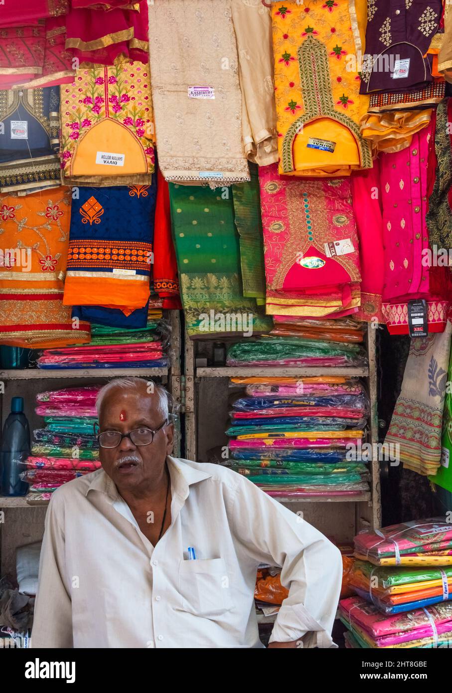 Shop owner selling fabric, Chandni Chowk (Moonlight Square), Delhi, India Stock Photo