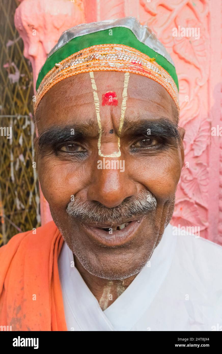 An old Indian man in traditional clothing, Baldeo, Mathura District, Uttar Pradesh, India Stock Photo