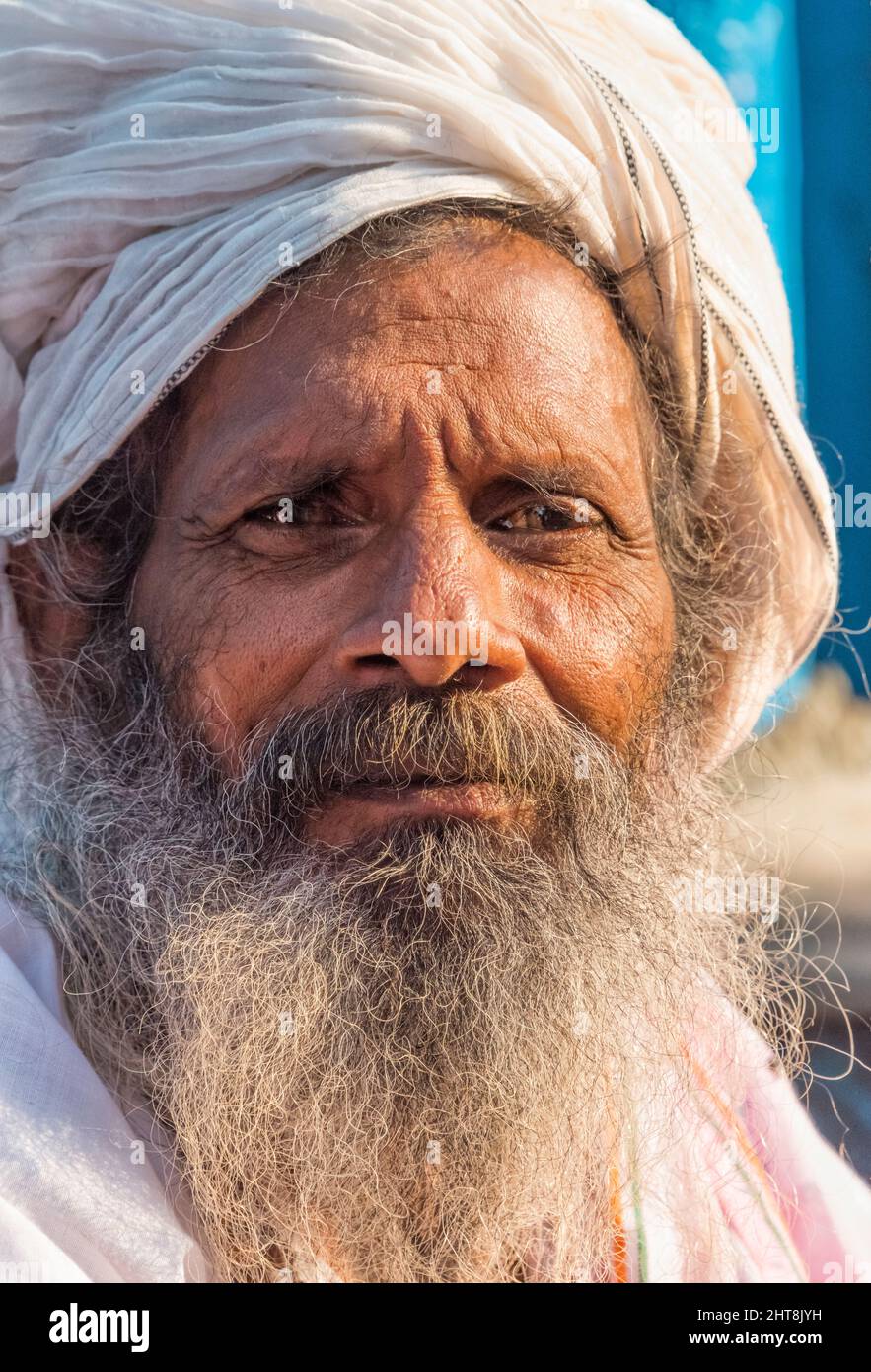 Portrait of an old man with bear, Baldeo, Mathura District, Uttar Pradesh, India Stock Photo