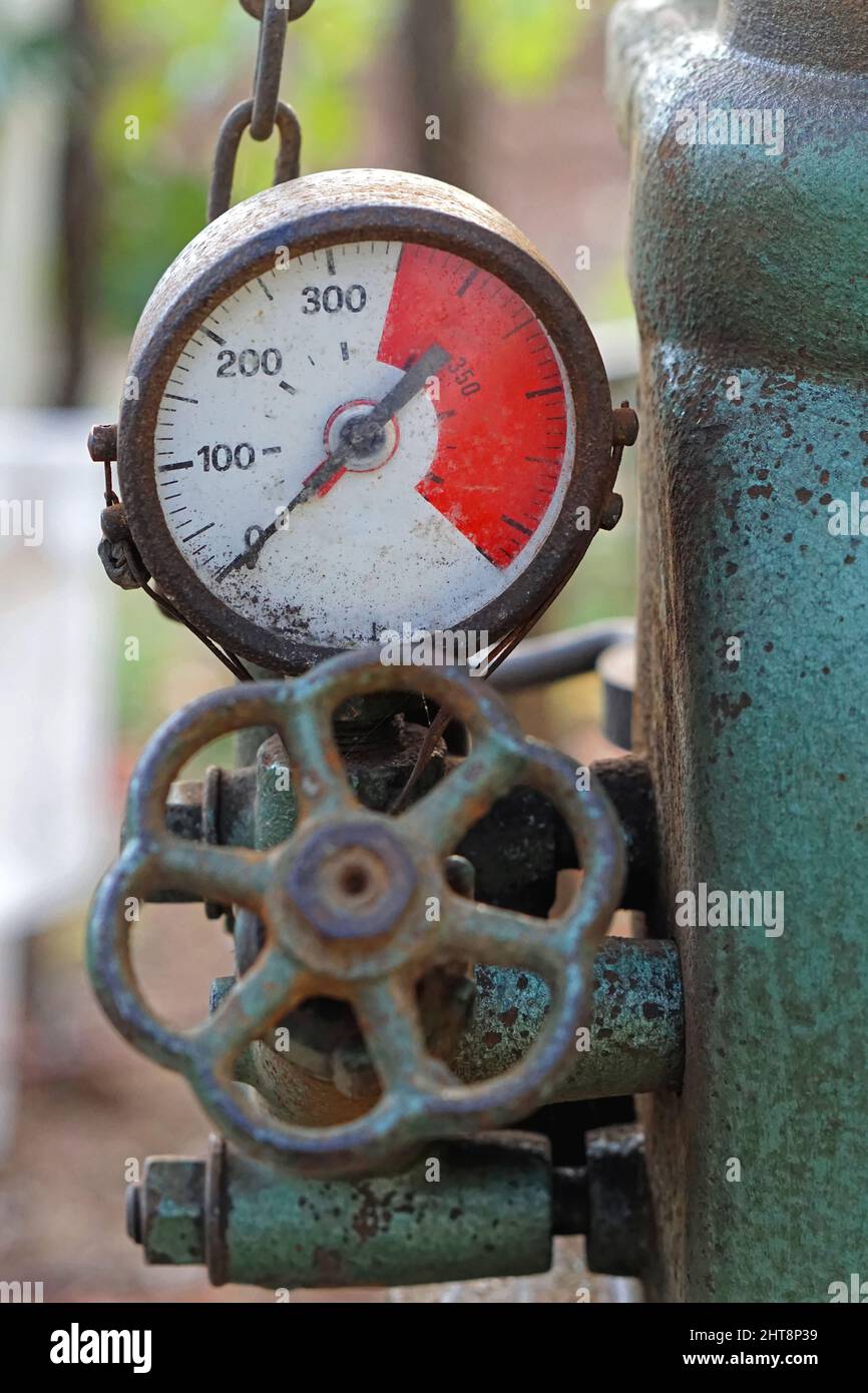 Vintage pressure gauge scale with red zone and valve Stock Photo - Alamy