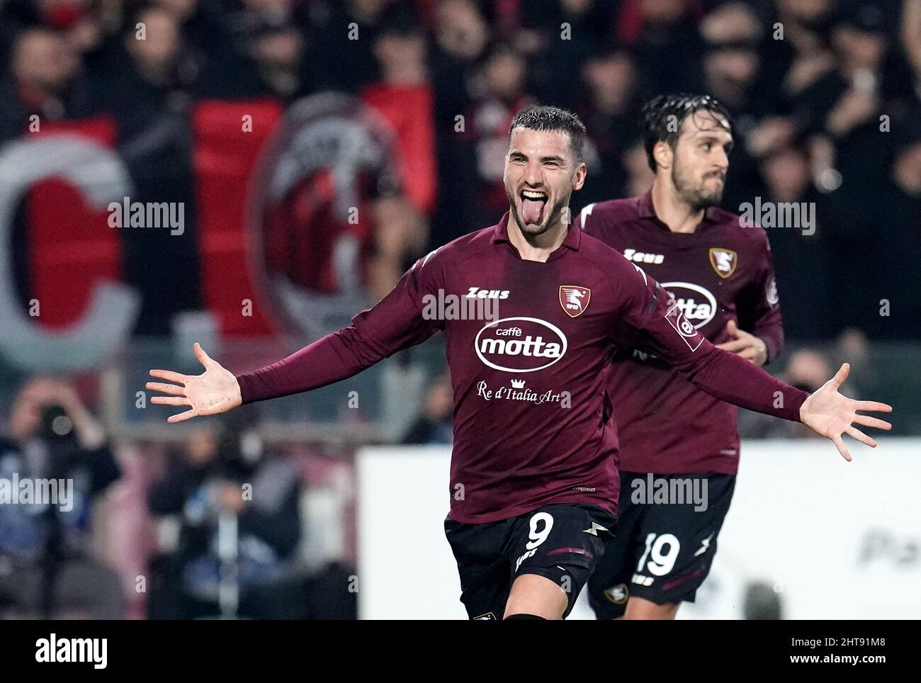 SALERNO, ITALY - FEBRUARY 19: Federico Bonazzoli of US Salernitana celebrates with his team after scores his goal ,during the Serie A match between US Salernitana and AC Milan at Stadio Arechi on February 19, 2022 in Salerno, Italy. (Photo by MB Media) Stock Photo