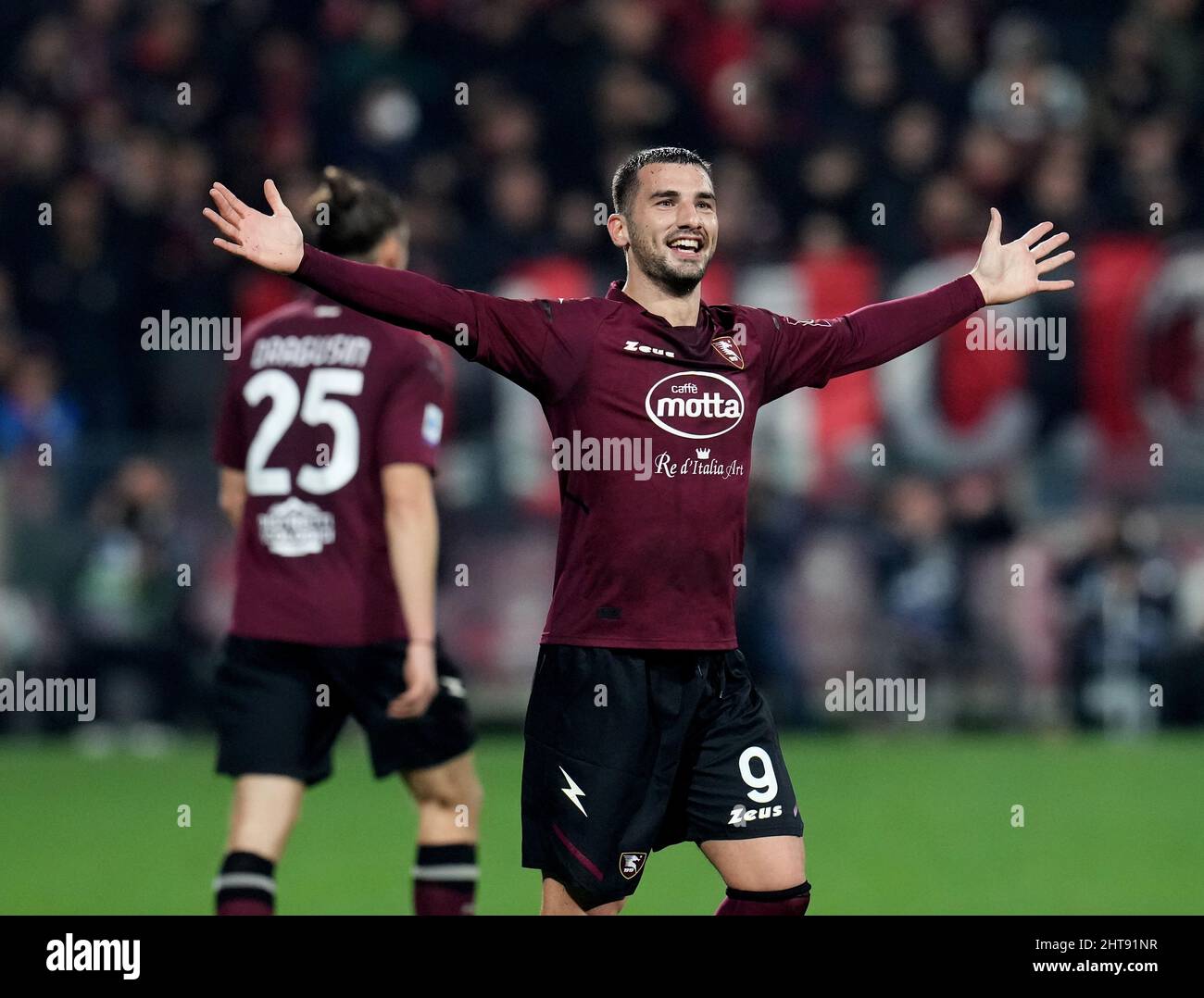 SALERNO, ITALY - FEBRUARY 19: Federico Bonazzoli of US Salernitana celebrates with his team after scores his goal ,during the Serie A match between US Salernitana and AC Milan at Stadio Arechi on February 19, 2022 in Salerno, Italy. (Photo by MB Media) Stock Photo