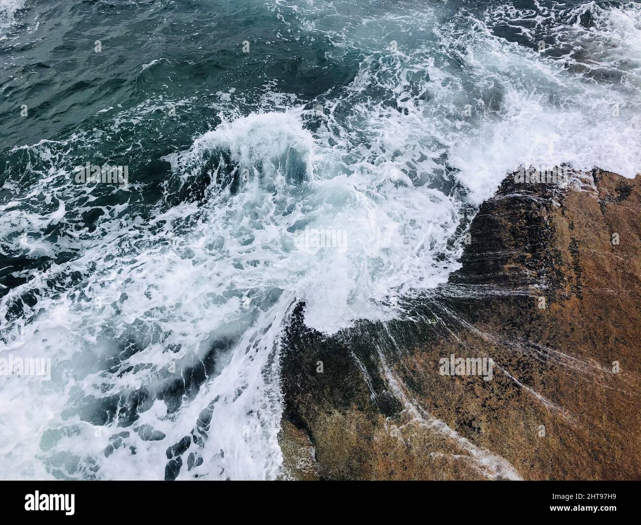 Ocean waves hitting the rocky shore Stock Photo - Alamy