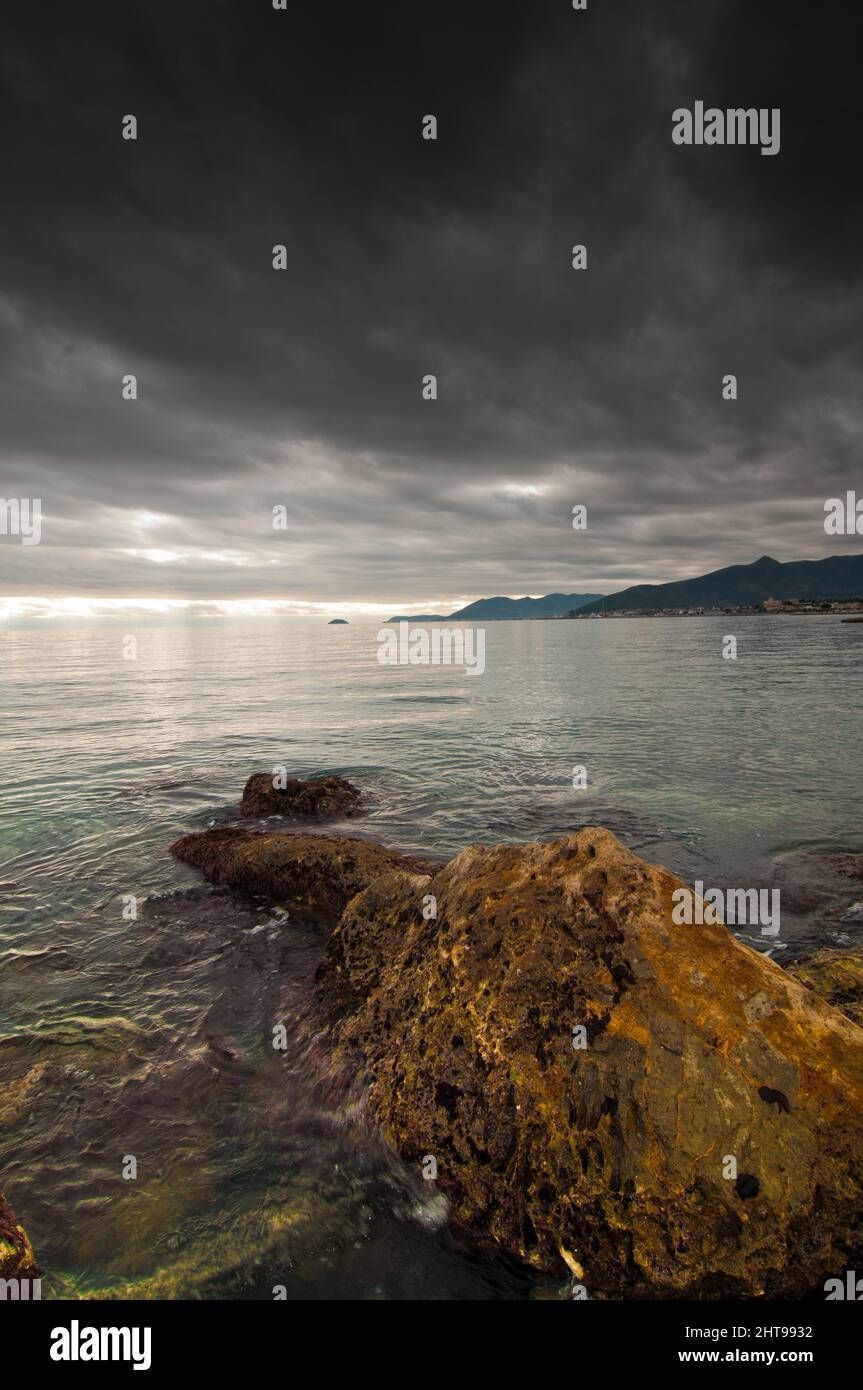 Vertical shot rocks lakeshore hi-res stock photography and images - Alamy