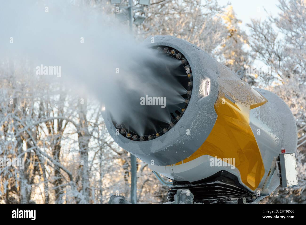 https://c8.alamy.com/comp/2HT9DC6/closeup-of-yellow-snow-cannon-or-artificial-snowmaking-machine-in-action-on-a-cold-winter-day-2HT9DC6.jpg