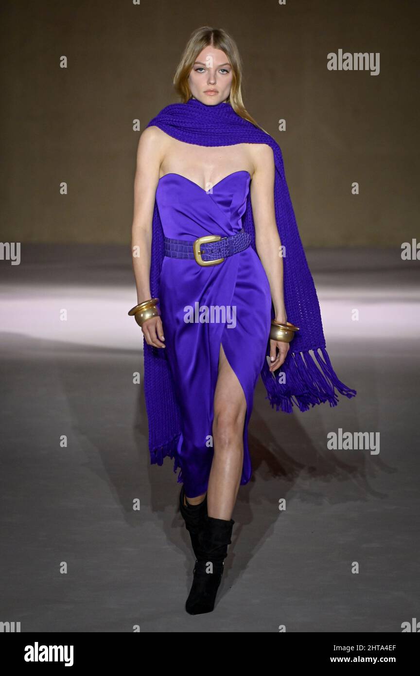 Milan, Italy. 27th Feb, 2022. Milan, Milan Fashion Week, Women Fall Winter  2022. Milan, Women's Fashion, Fall Winter 2022/23 Luisa Spagnoli Fashion  Show Catwalk Pictured: model Credit: Independent Photo Agency/Alamy Live  News