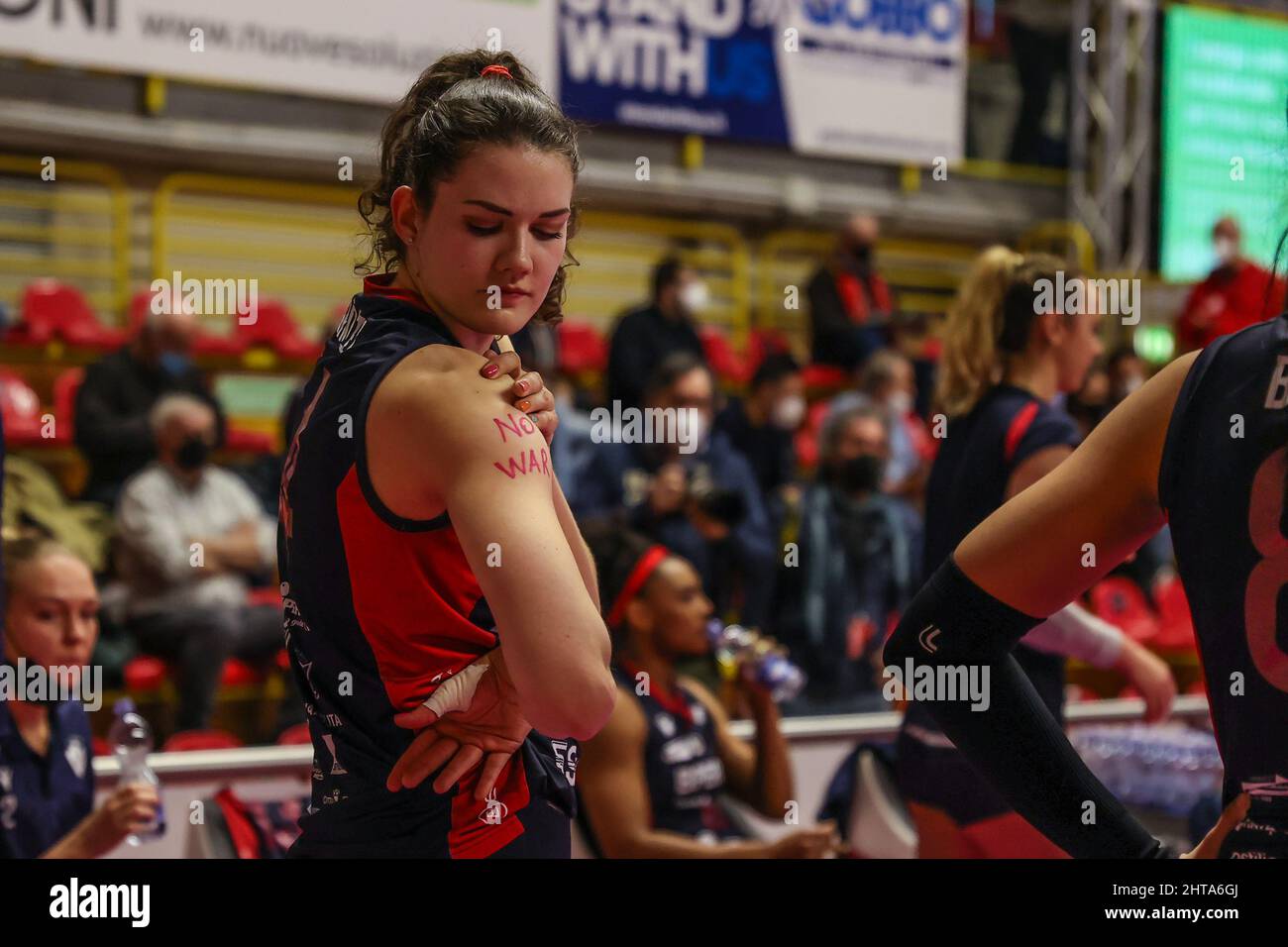 Marie Schoelzel #14 of Volley Bergamo 1991 with ' No War ' message during the Volley Serie A women 2021/22 volleyball match between UYBA Unet E-Work Busto Arsizio and Volley Bergamo 1991 at E-Work Arena, Busto Arsizio, Italy on February 27, 2022 Stock Photo