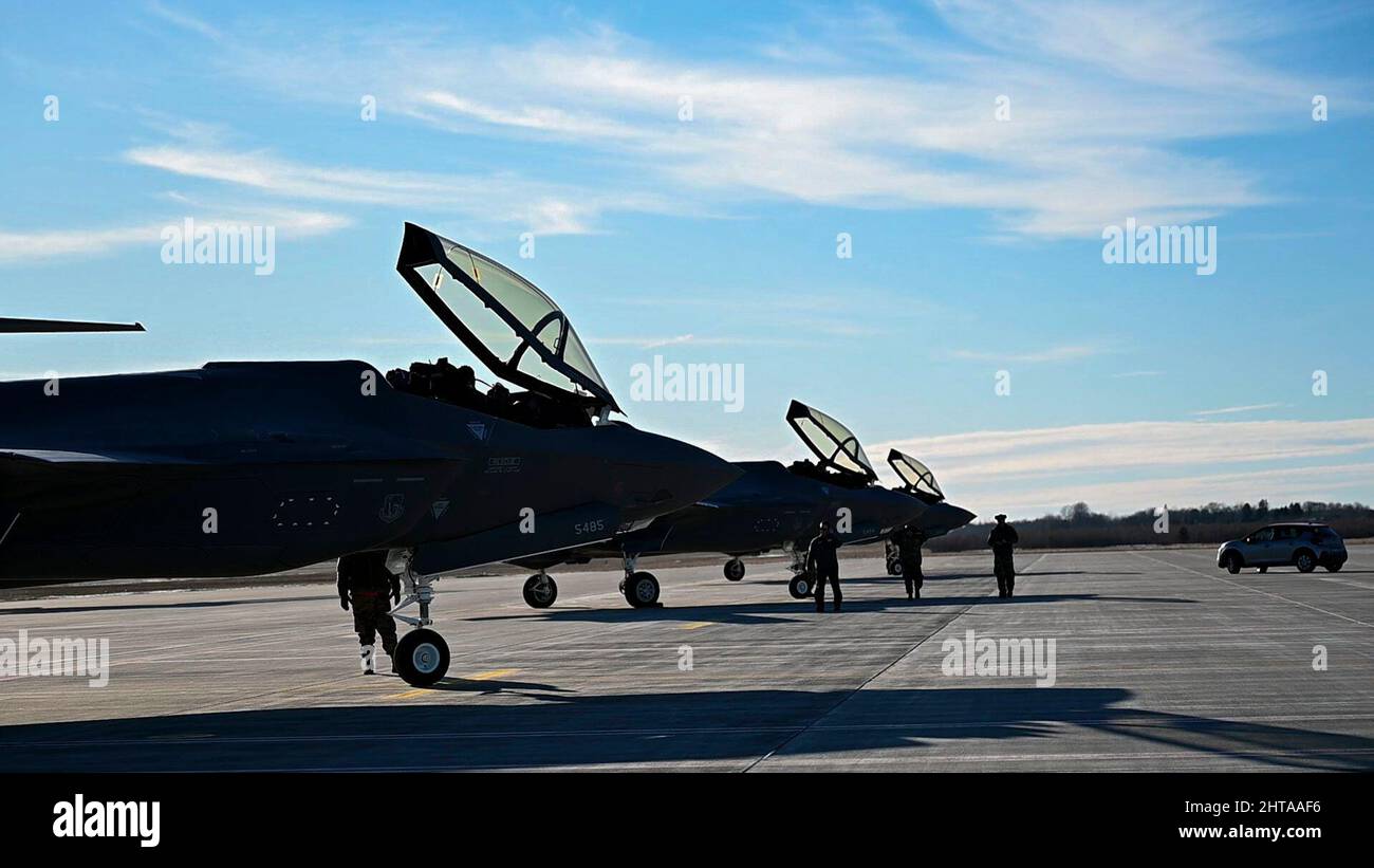 Three U.S. Air Force F-35s assigned to the 48th Fighter Wing from Royal Air Force Lakenheath undergo post-flight maintenance at Ämari Air Base, Estonia, Feb. 27, 2022. Members of the 48th FW, 52nd Fighter Wing from Spangdahlem Air Base, 388th Fighter Wing from Hill Air Force Base, and 435th Air Ground Operations Wing from Ramstein Air Base deployed to Ämari AB to support NATO’s collective defense and enhanced Air Policing mission. (U.S. Air Force photo by Staff Sgt. Megan M. Beatty) Stock Photo