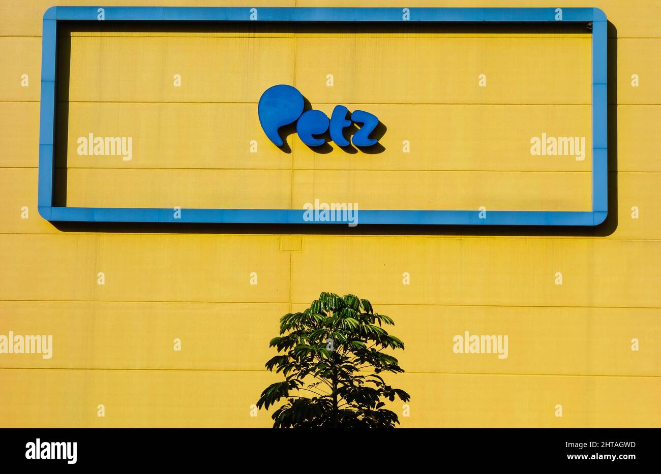 Brazilian pet company Petz brand logo on the facade of the building
