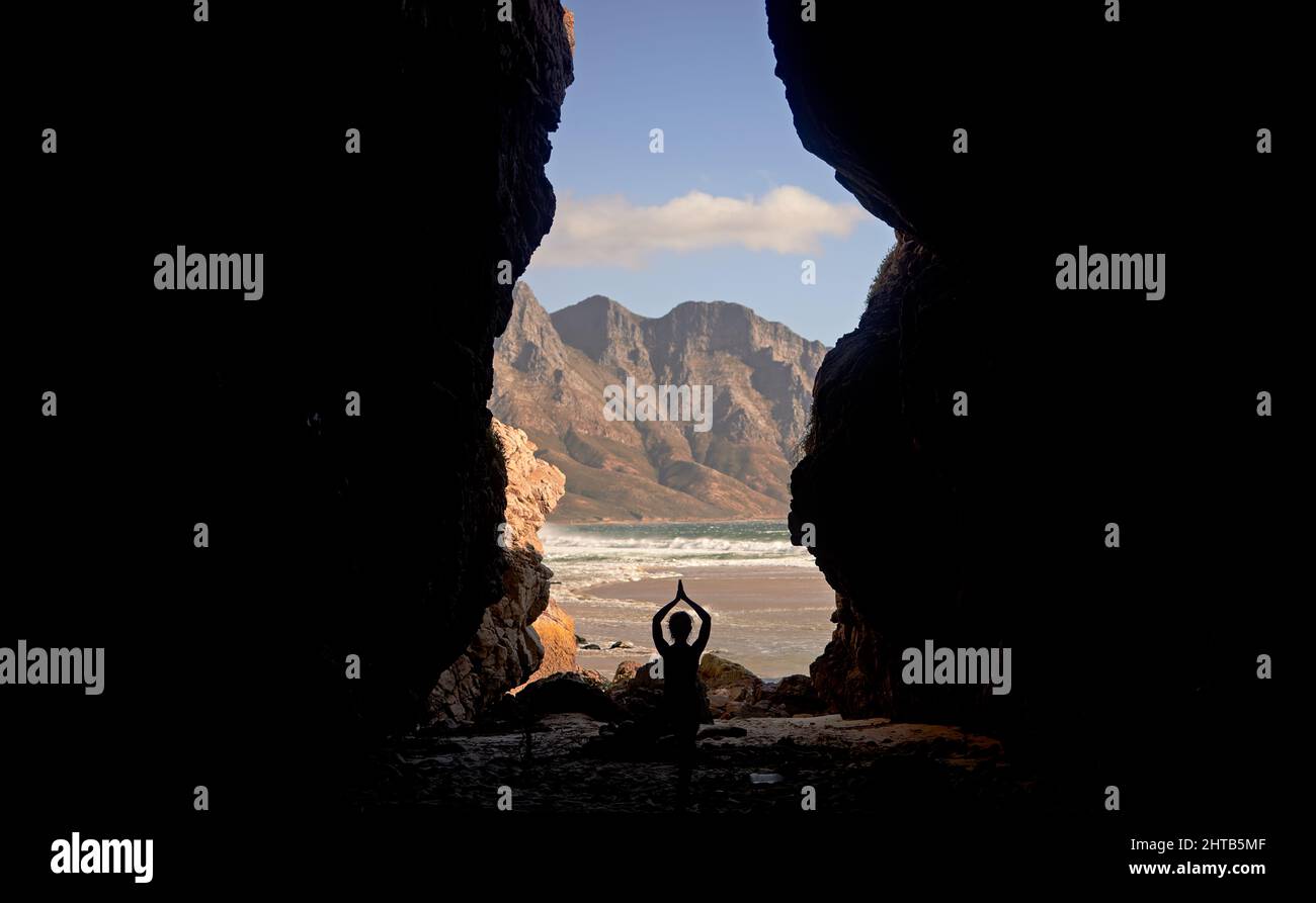 Cave dwelling nomads, two women and a little girl sitting in front of their  cave dwelling with a brass tray with tea glasses and Stock Photo - Alamy