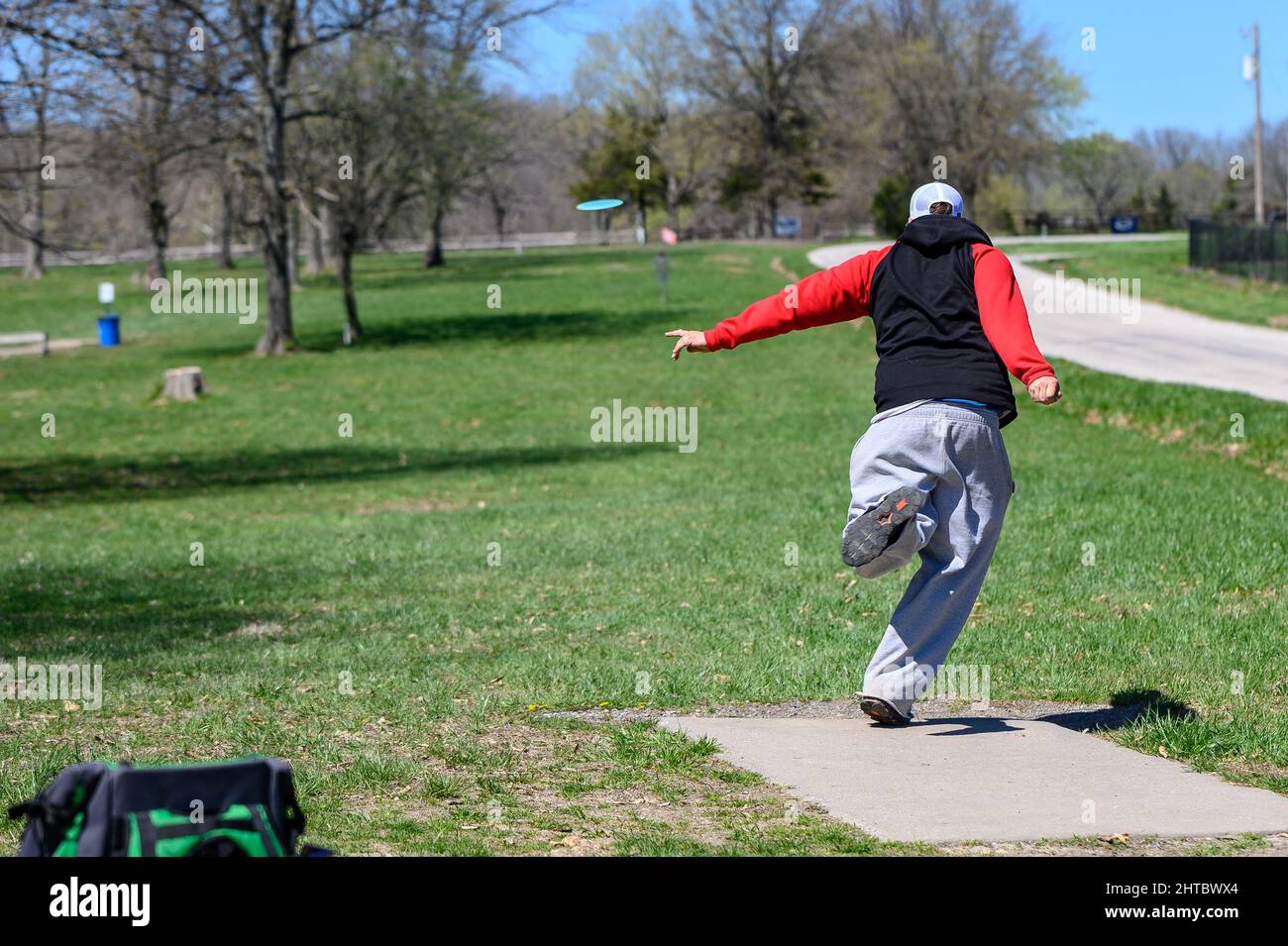 Disc golf player throwing a disc in the park Stock Photo Alamy