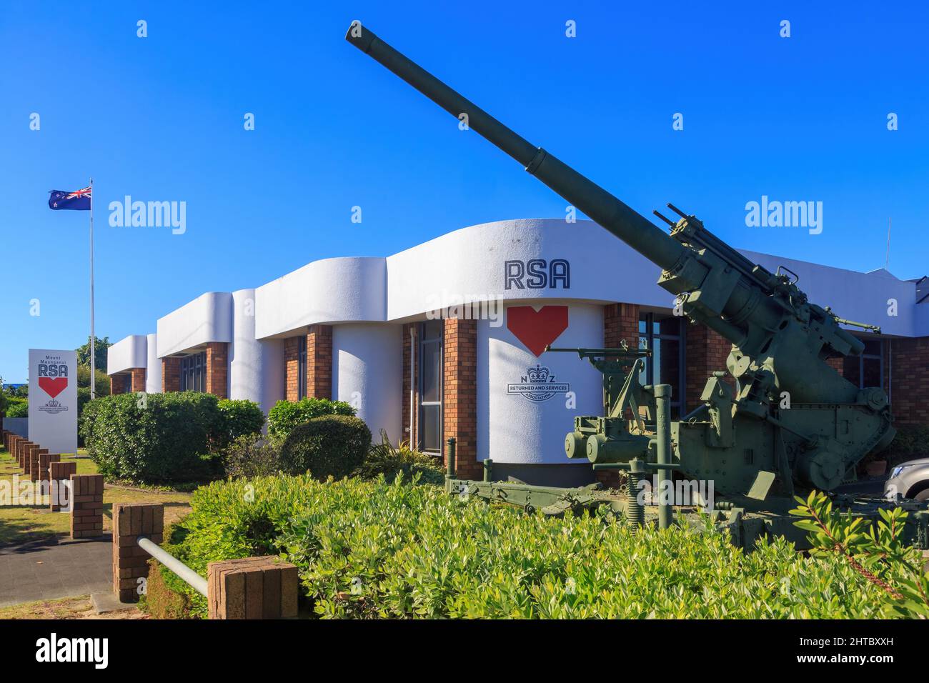 A British WW2 QF 3.7-inch anti-aircraft gun outside the RSA (Returned and Services Association) in Mount Maunganui, New Zealand Stock Photo