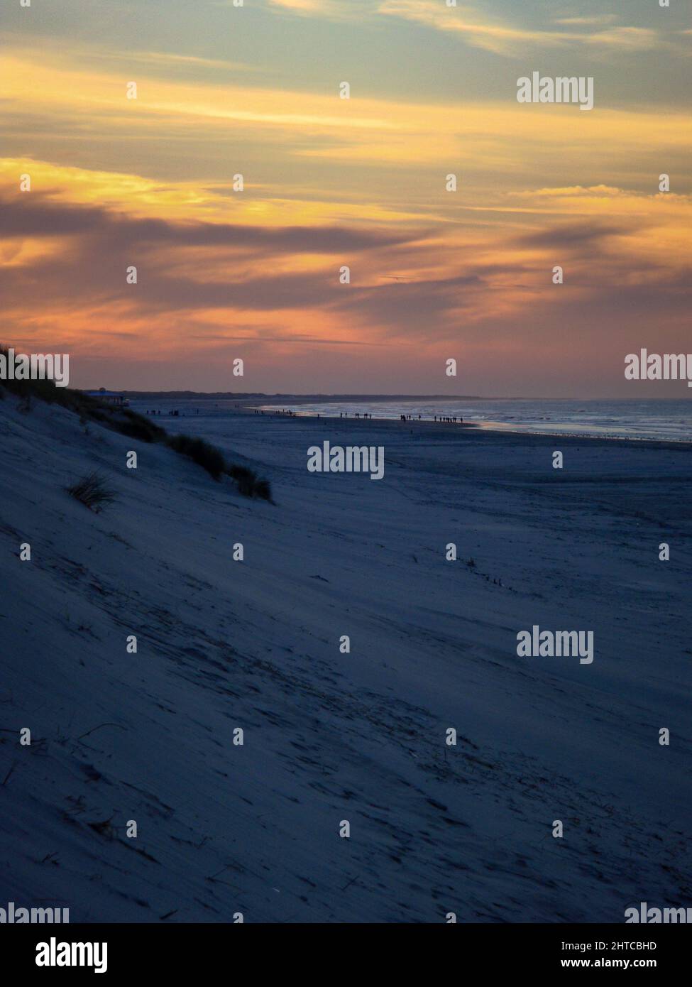 Beautiful view of the sunset in the cloudy sky by the sea coast Stock ...
