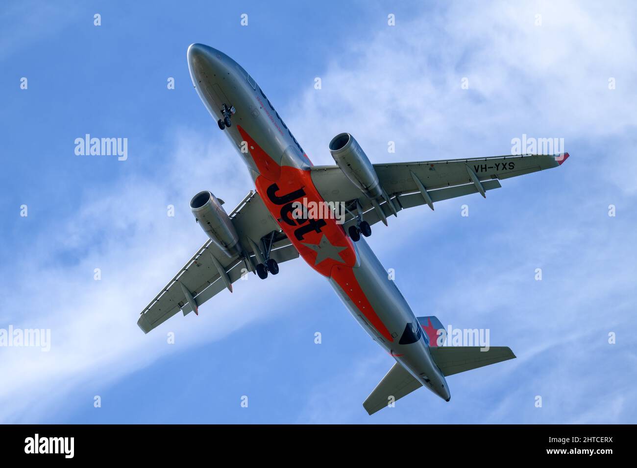 Jetstar Airlines Airbus A320 arriving at Sydney Airport Stock Photo